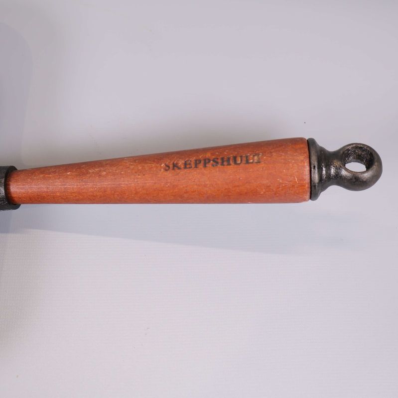 Närbild på handtag med SKEPPSHULT-text