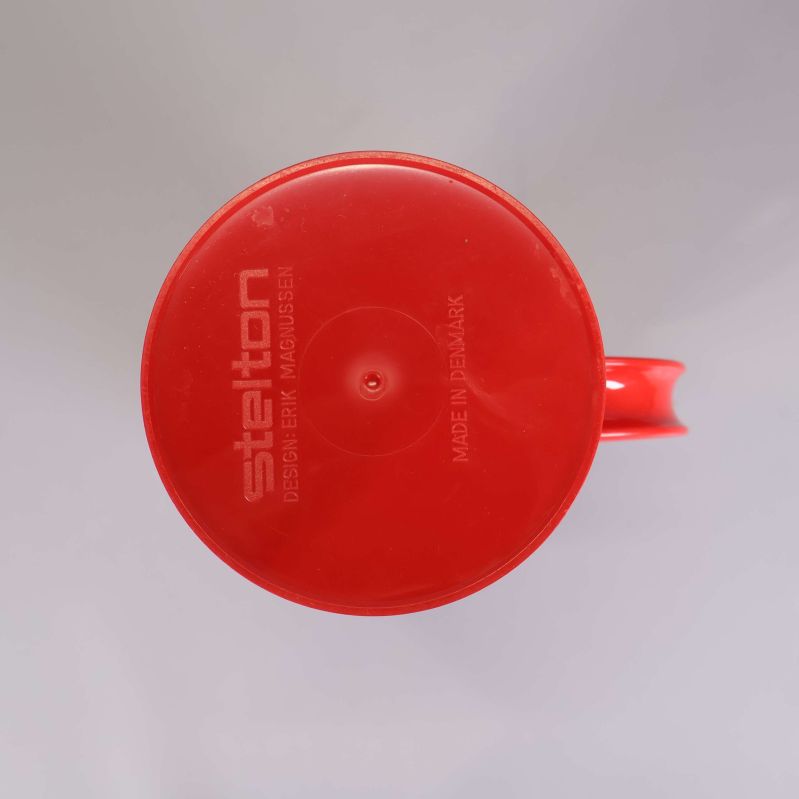 Botten på termoskannan med Stelton-logotyp synlig