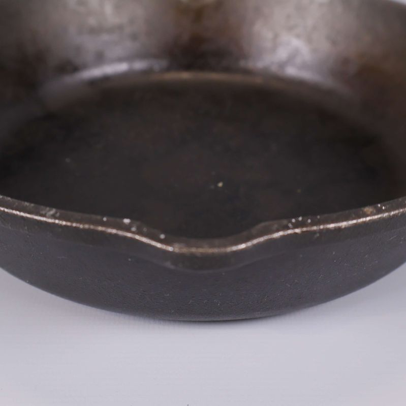 Närbild på en av hällpiparna vid kanten på stekpannan