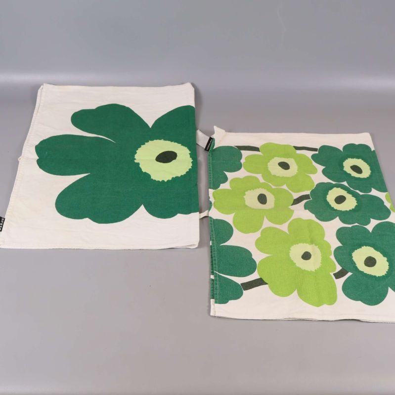 Två kökshanddukar med grönt blommönster bredvid varandra