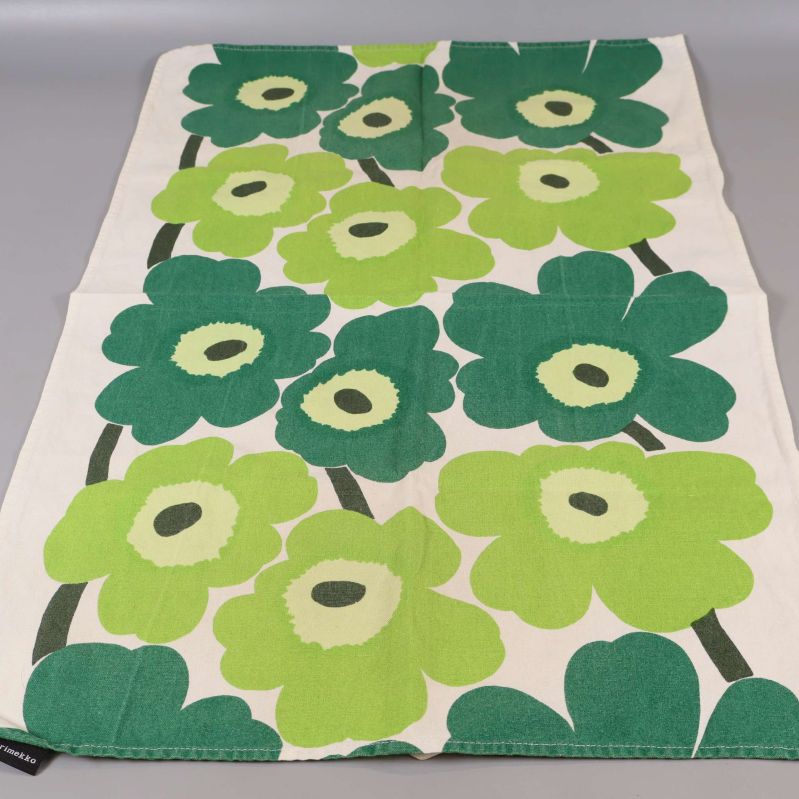 Kökshandduk med flera smågröna blommor utspridda