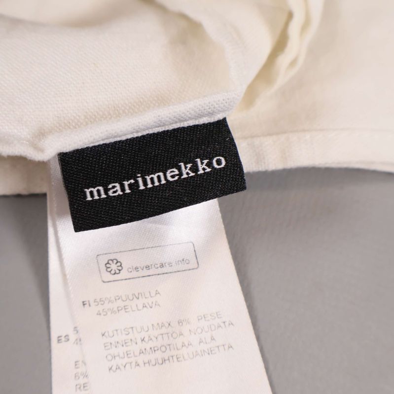 Närbild på svart Marimekko-märkestag