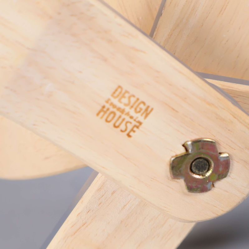 Närbild på Design House-stämpling på träfot