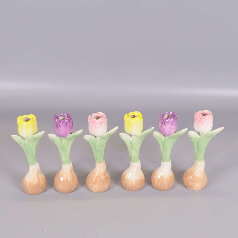 Framsida av sex keramiska tulpanfigurer