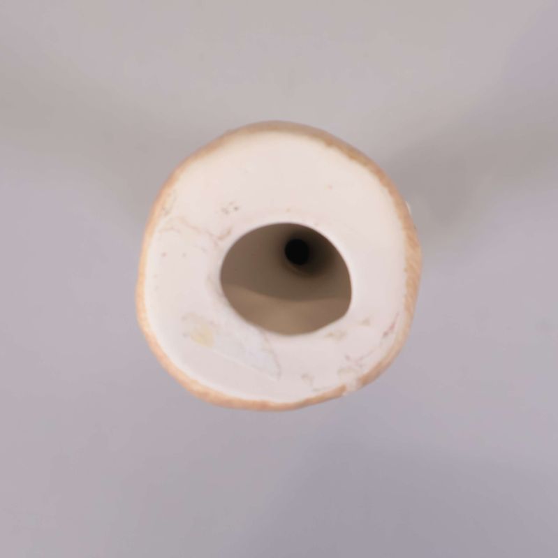 Undersida av tulpanfigur i keramik