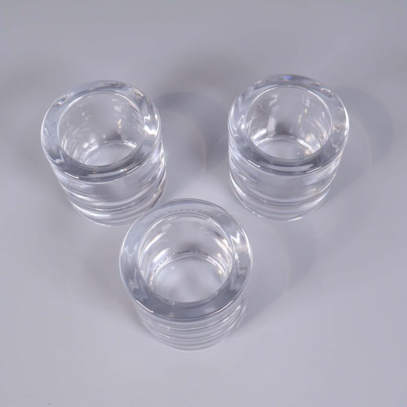 Tre ljushållare i glas fotograferade ovanifrån