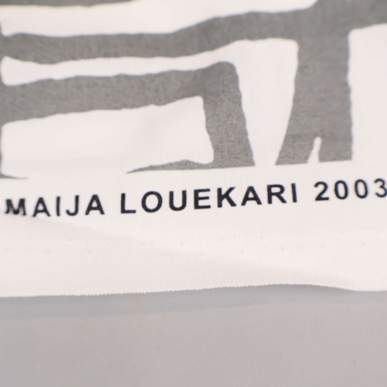 Maija Louekari signatur och årtal på tyg