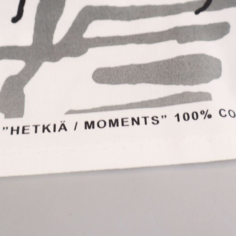 Texten HETKIÄ MOMENTS 100% cotton på gardin