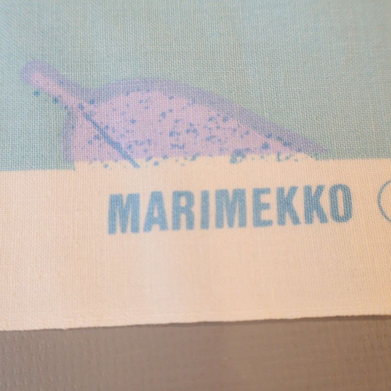 Närbild på Marimekko-logotyp tryckt på tyget