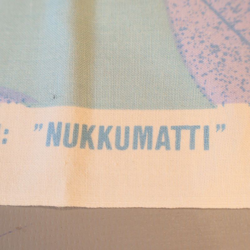 Text på gardinkappa: Nukkumatti tryckt vid kanten