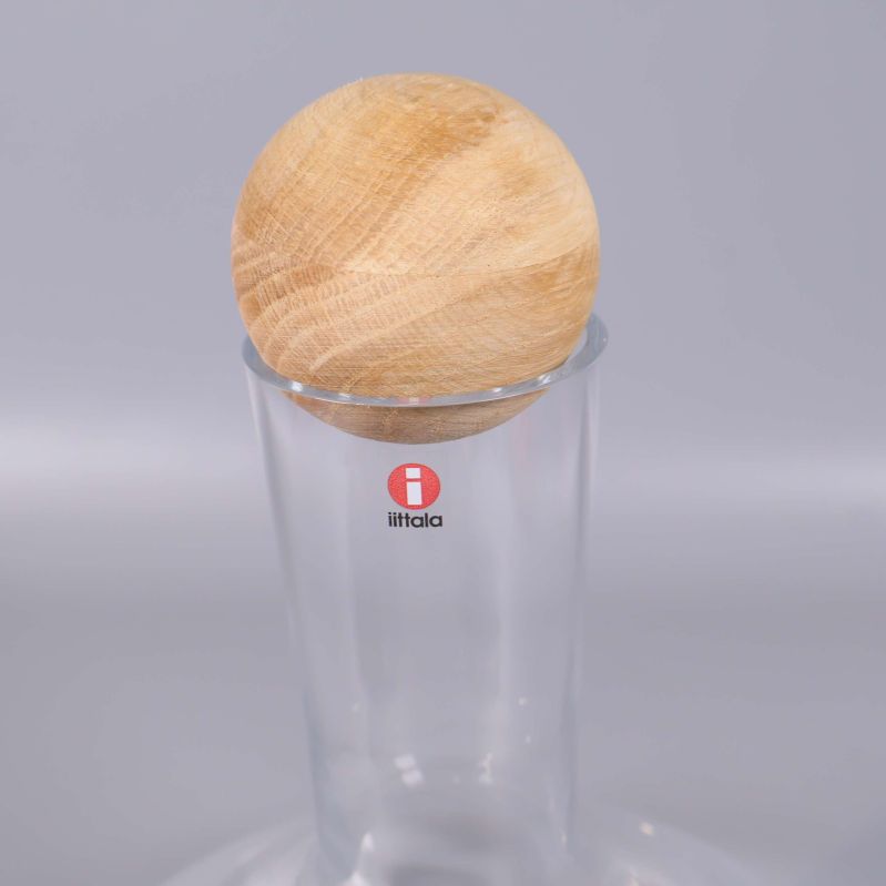 Närbild på Iittala-logga och träkula