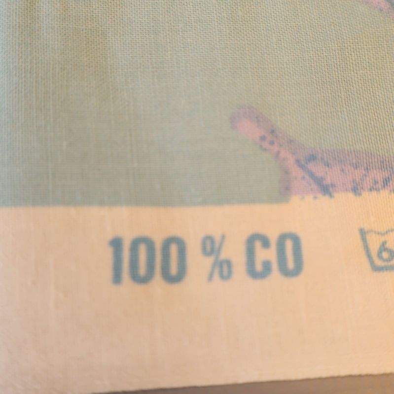 Text på gardinkappa visar 100% bomullsmaterial