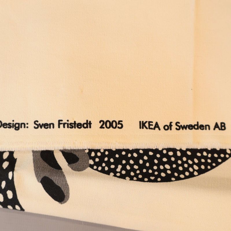 Närbild på glasmugg med iittala-logga