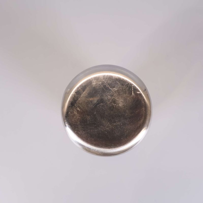Undersidan av cocktailshaker med repor synliga