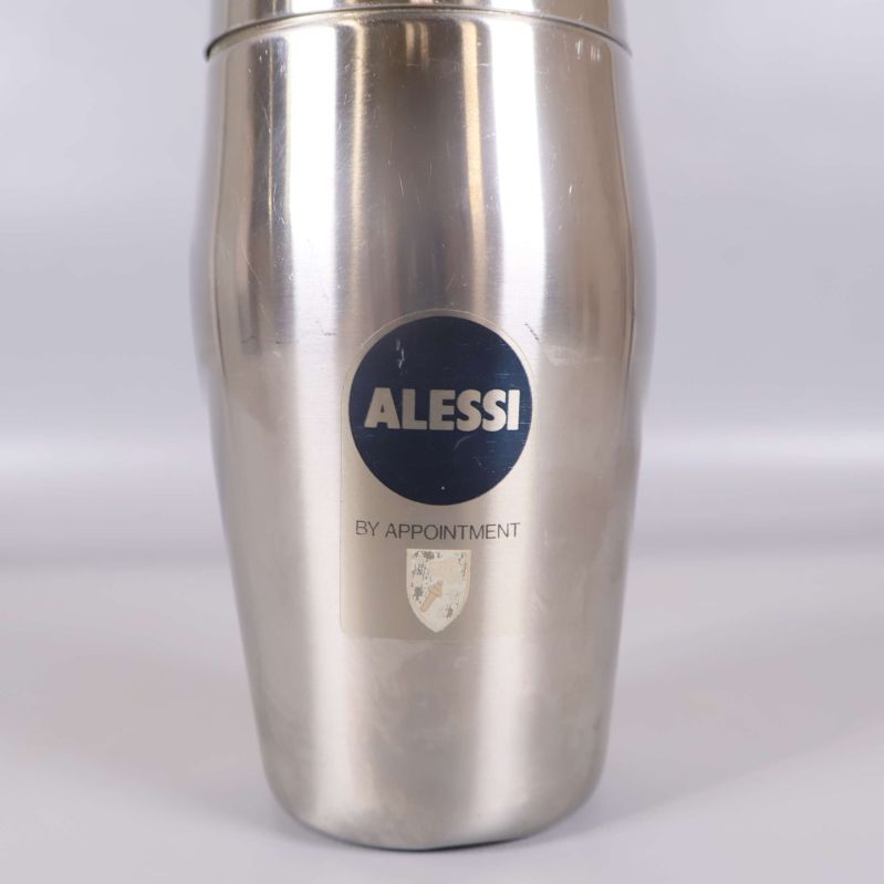 Närbild på Alessi-logotyp och märke på cocktailshaker