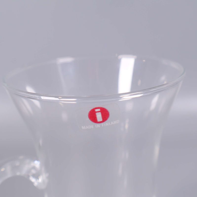 Närbild på iittala-märkning på glaset