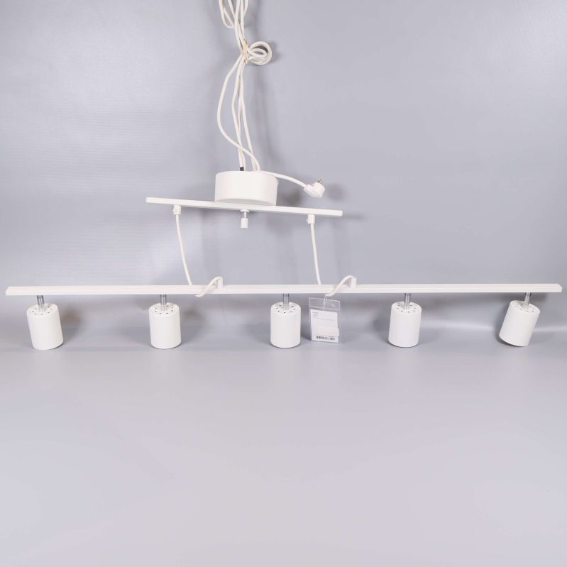 Vit taklampa med fem spotlights och sladd