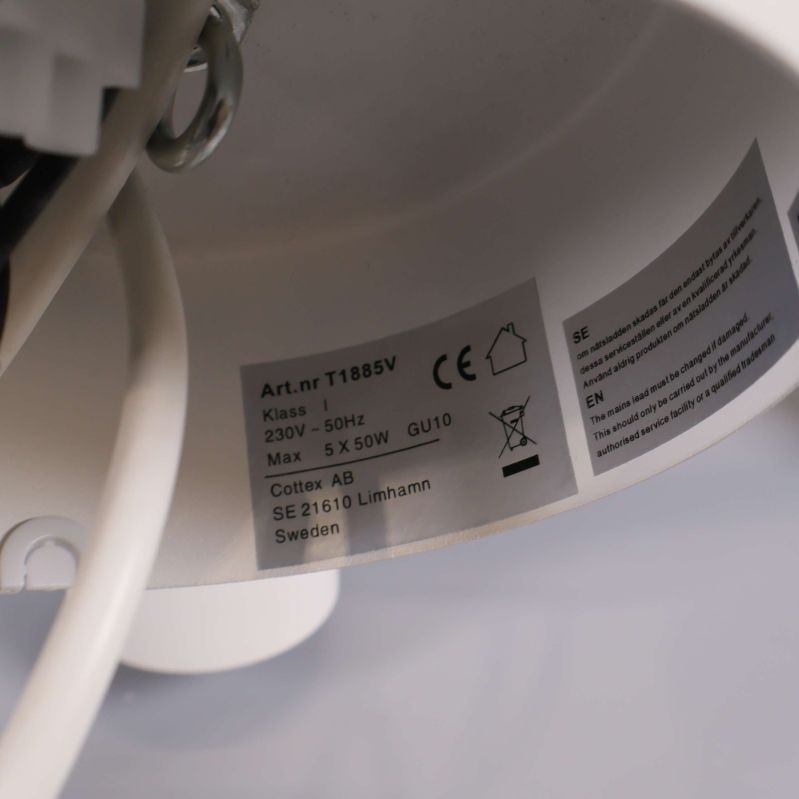 Närbild på CE-märkning och modellinformation