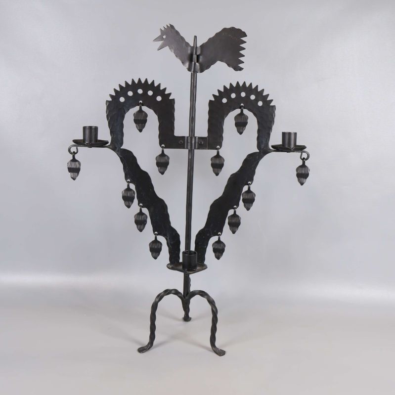 Stor ljusstake i svart smide med tuppmotiv och hängande metallornament