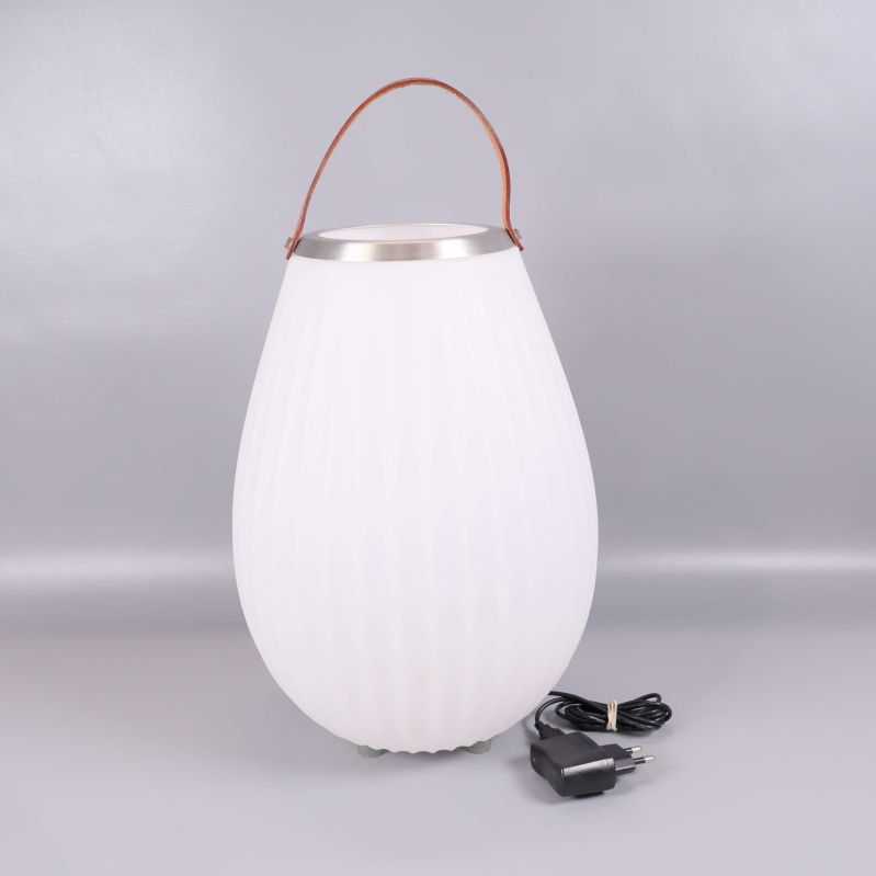 Vit ribbad lampa med brunt läderhandtag och laddare