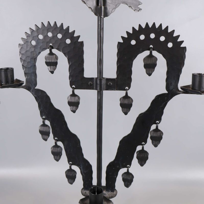 Närbild på utsmyckade armar och hängande ornament i metall