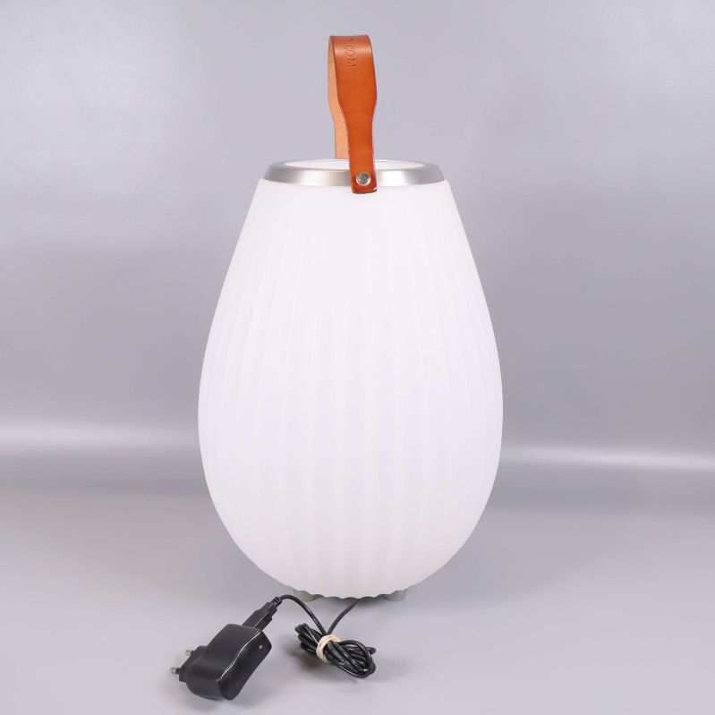 Lampa sedd rakt framifrån med brunt handtag uppåt