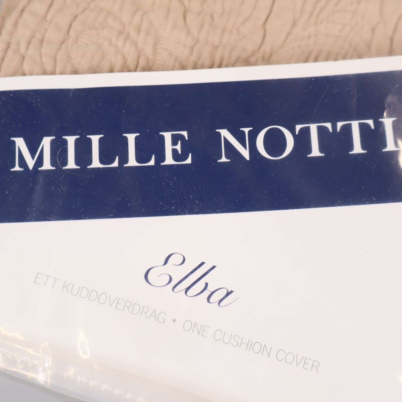 Närbild på Mille Notti logotyp och Elba-namn på etikett