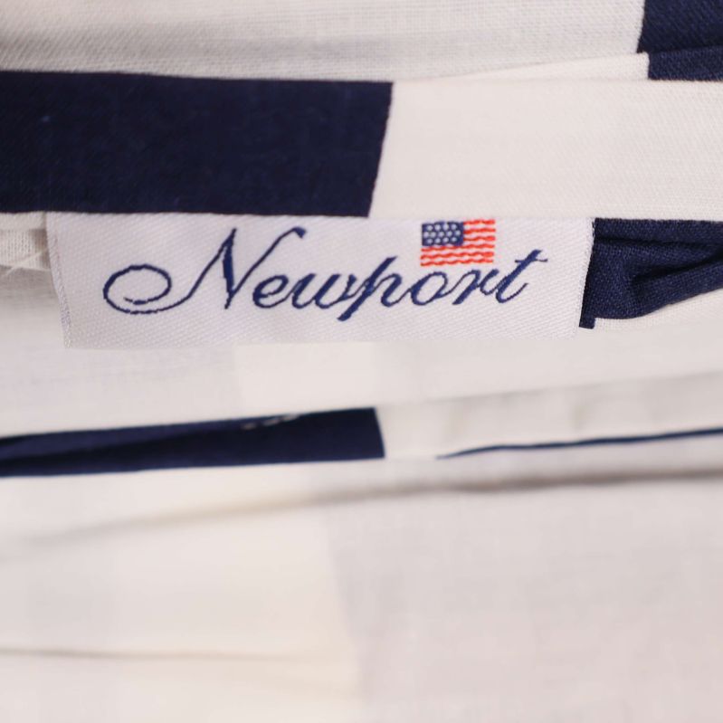 Nära bild på etikett med Newport-logga och amerikansk flagga