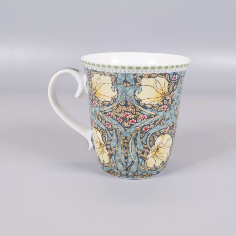 Mugg med handtag och William Morris-inspirerat blommönster
