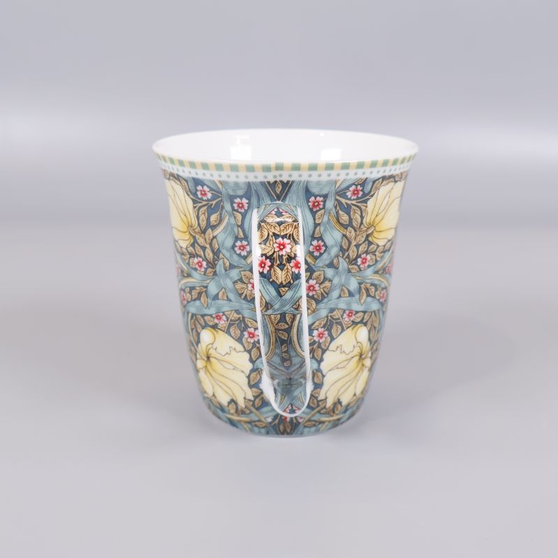 Baksidan av mugg med blågult William Morris-mönster