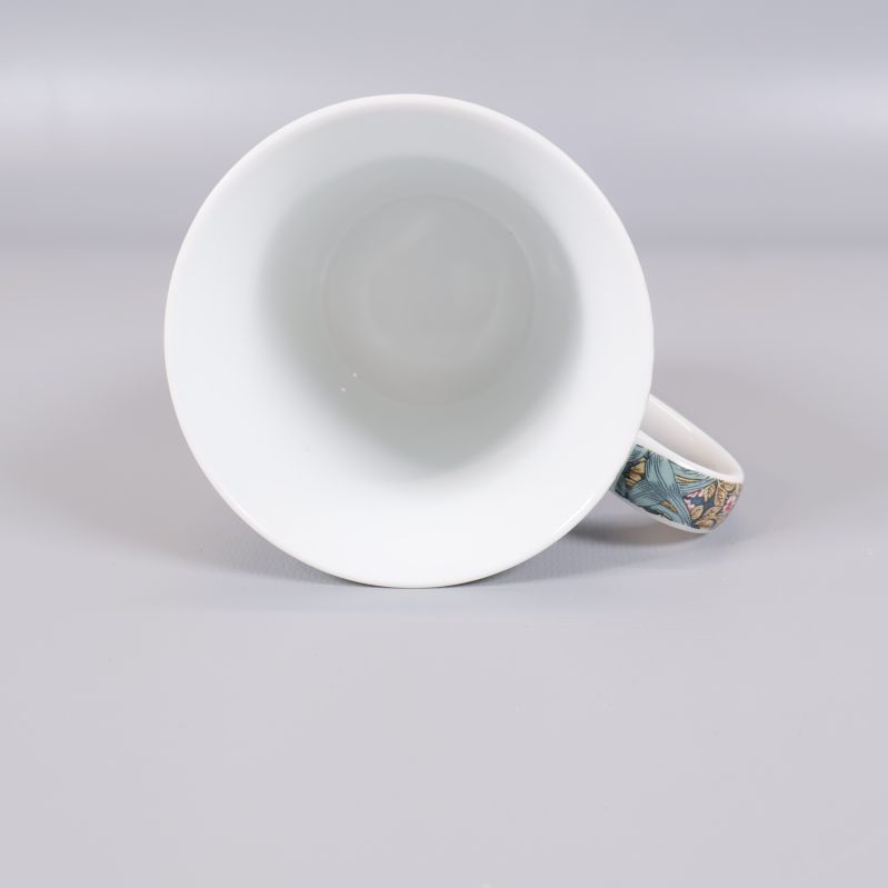Mugg liggande med tydlig vit insida och dekorerat handtag