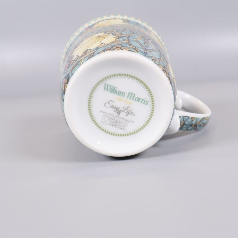 Botten av mugg med William Morris-logotypen synlig