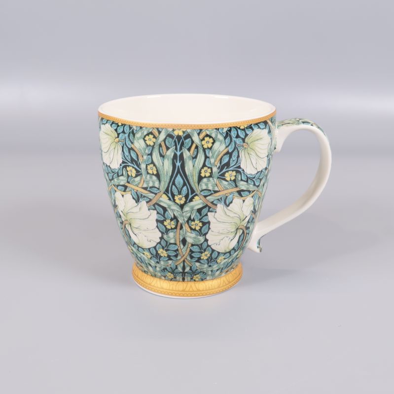 Mugg med dekorativt blommönster i blå och guld