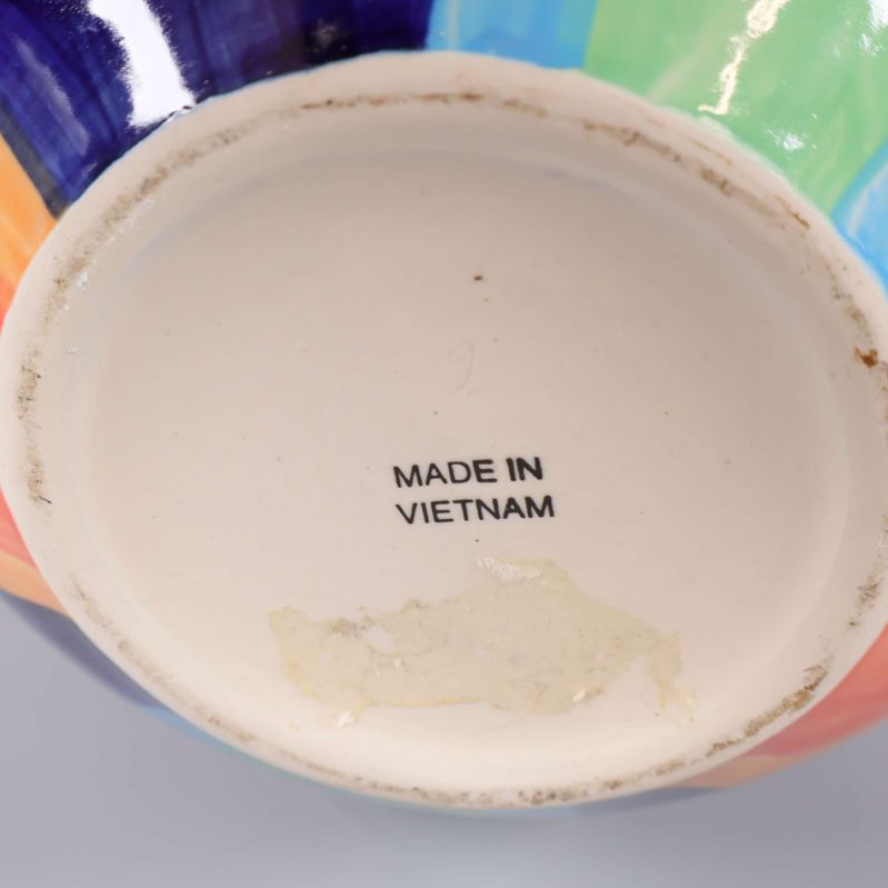 Närbild på skålens botten med text made in Vietnam