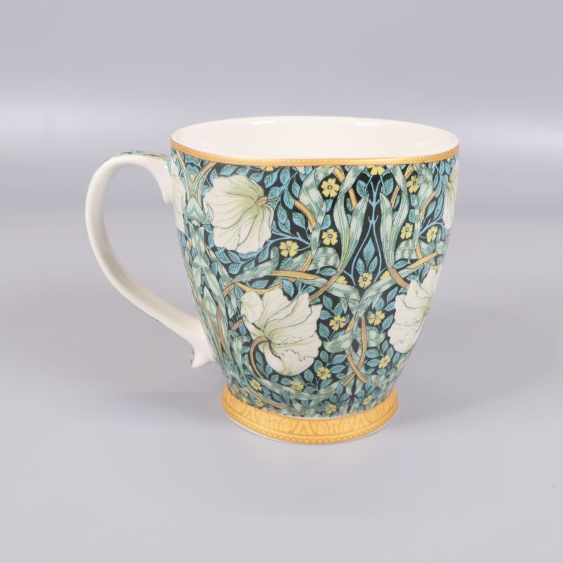 Mugg med blommönster sedd snett framifrån