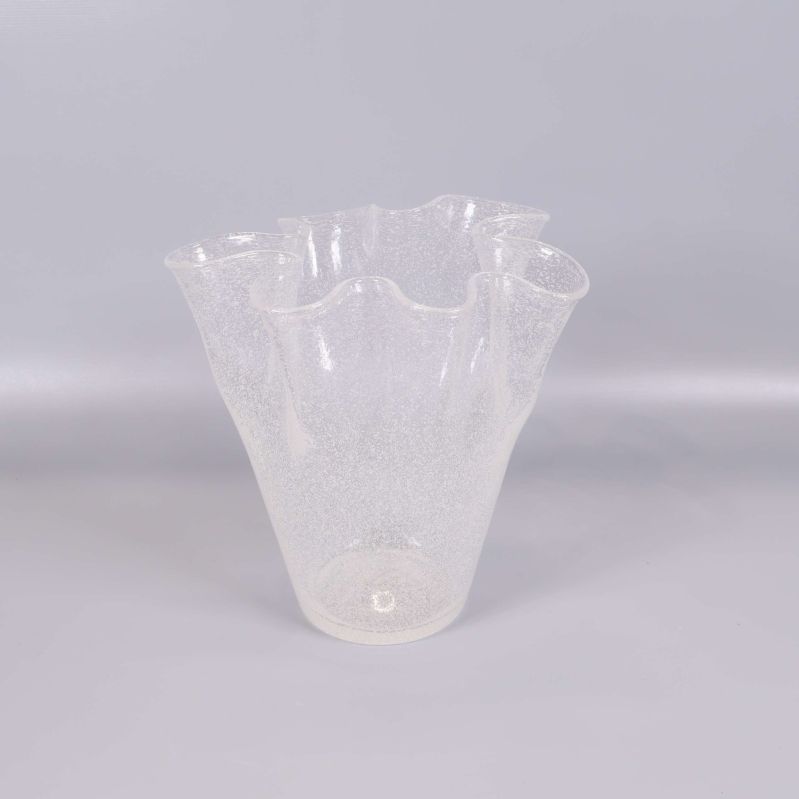Genomskinlig vas i glas med bubblig struktur på ljus bakgrund