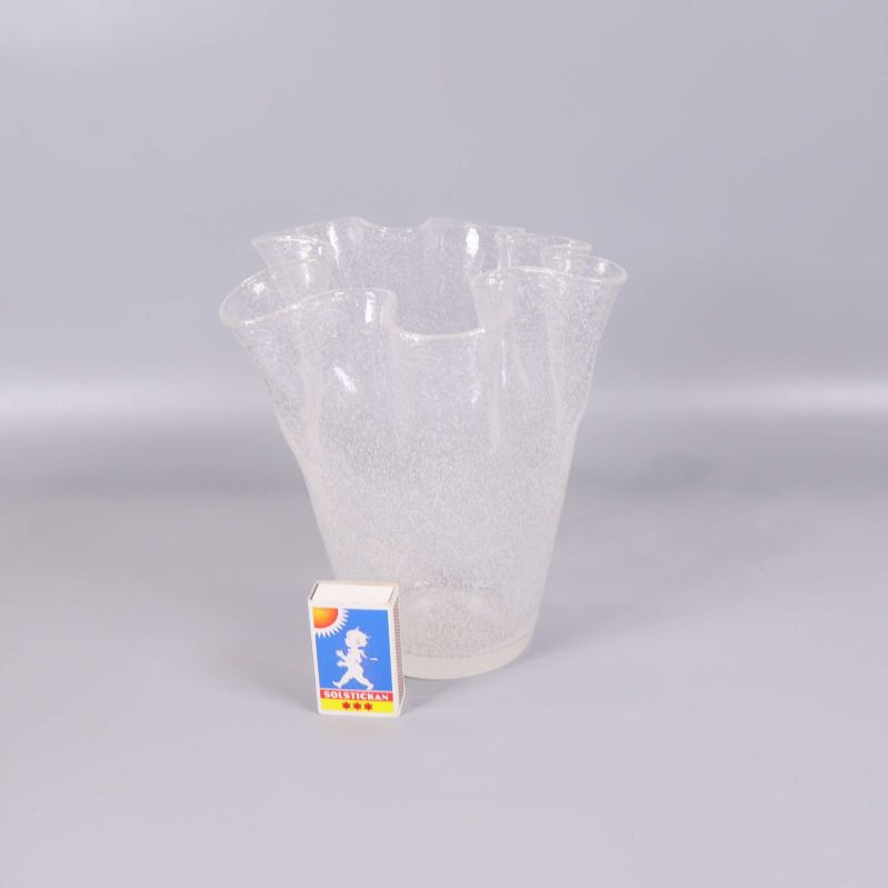 Bubblig glasvas bredvid en tändsticksask för storleksjämförelse