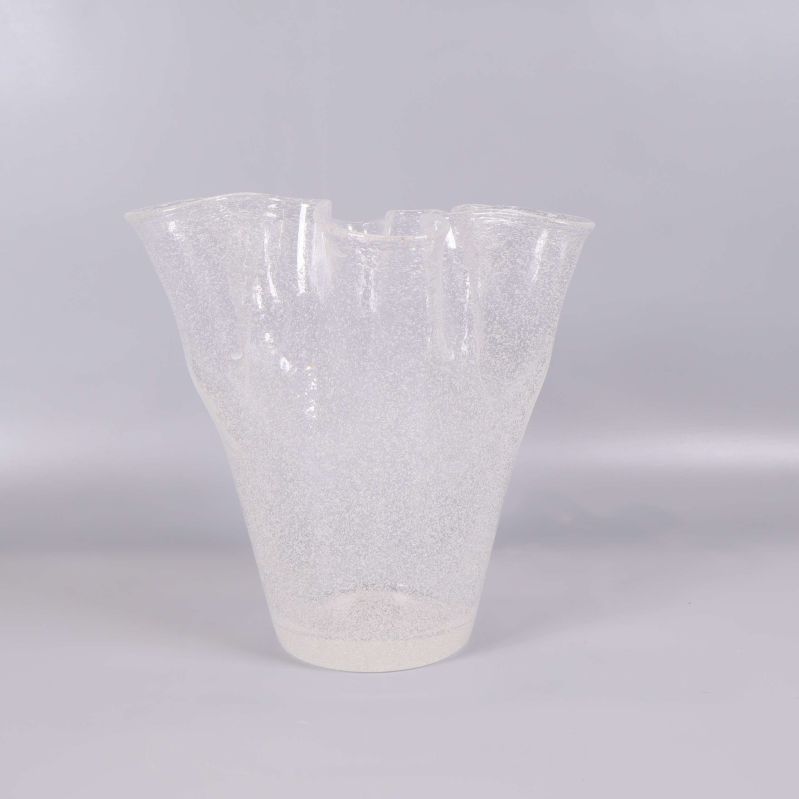 Bubblig glasvas sedd framifrån med mjuka vågiga kanter