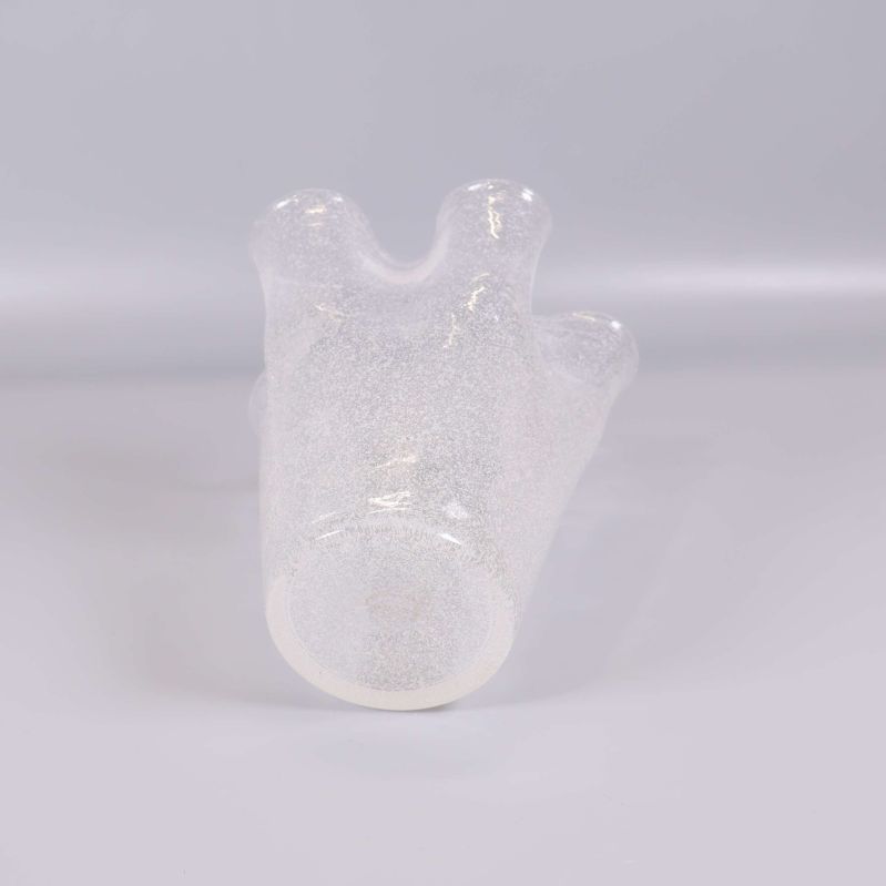 Vasens botten med bubblor och genomskinligt glas