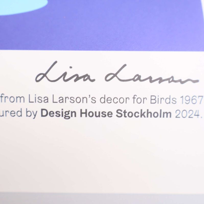 Underskrift Lisa Larson samt information om Design House Stockholm