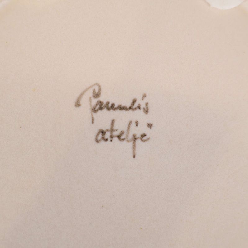 Närbild på signaturen Paradis ateljé på fatets undersida