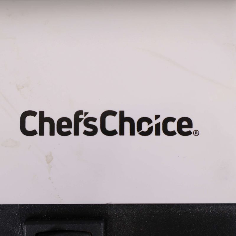 Närbild på Chef'sChoice logotyp på knivslipen