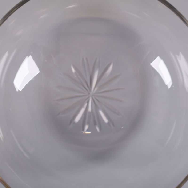 Närbild på stjärnmönster inuti glasskål