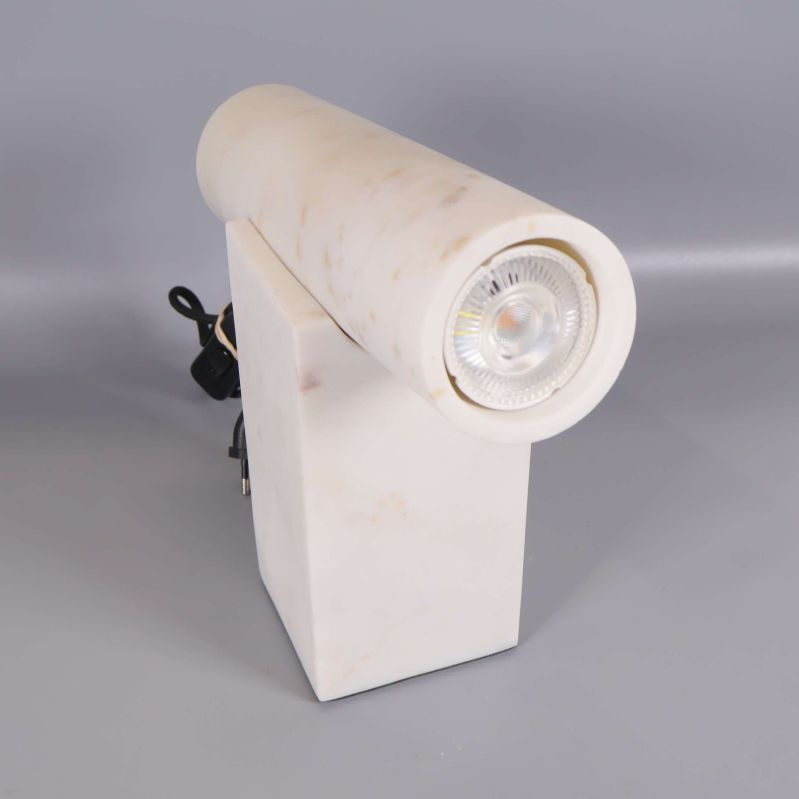 Vit bordslampa i cylinderform och stenliknande material