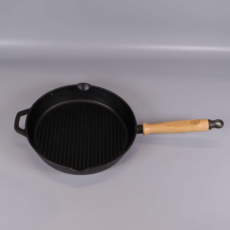 Grillpanna fotad snett ovanifrån på ljus bakgrund