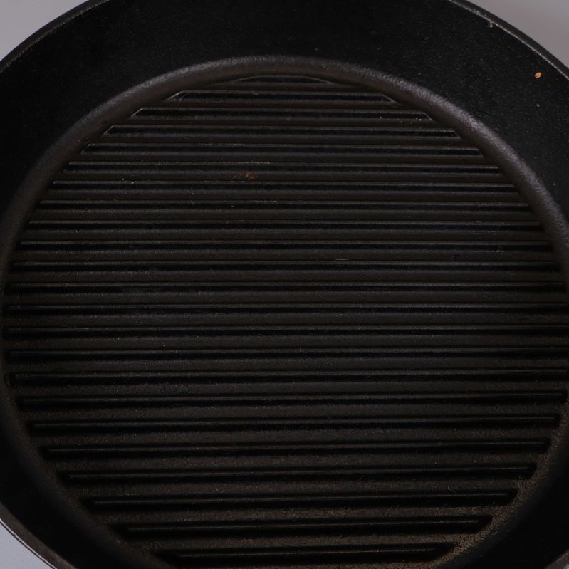 Närbild på grillpannans räfflade stekyta