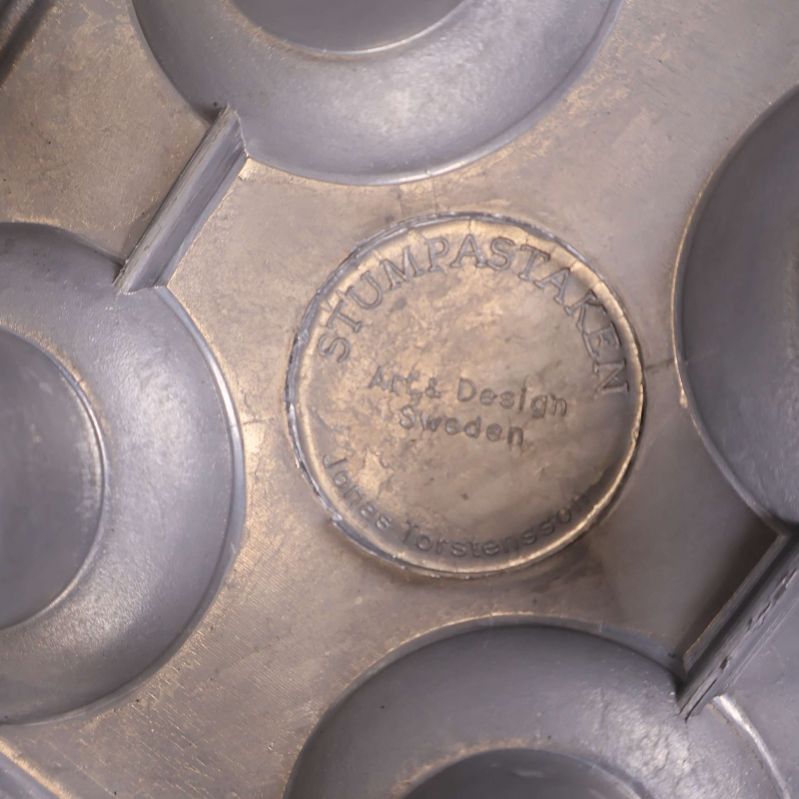 Närbild på märkning Stumpastaken Åsa Design Sweden