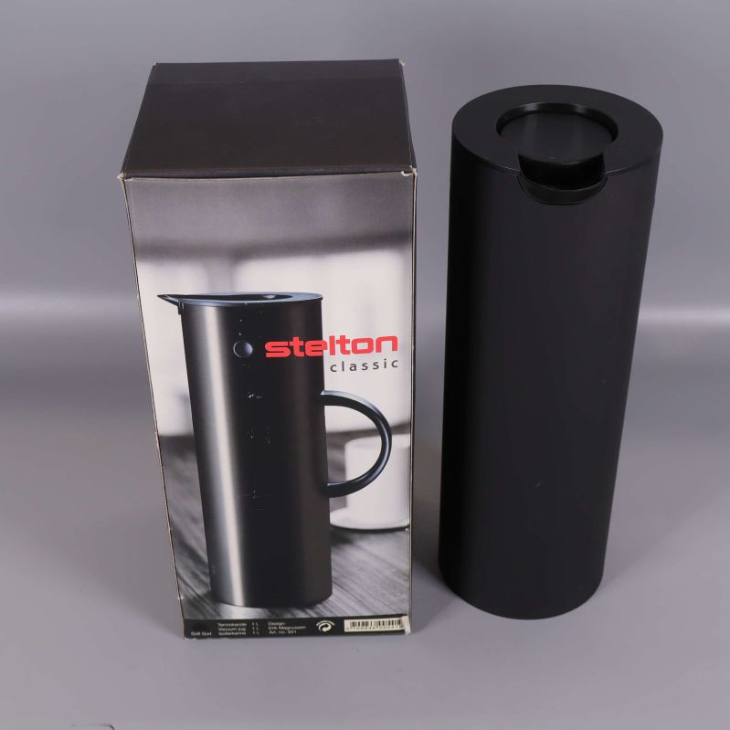 Karaff termos bredvid originalkartong med Stelton logga