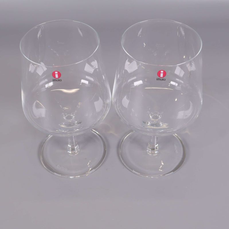 Närbild på två vinglas med Iittala-logo