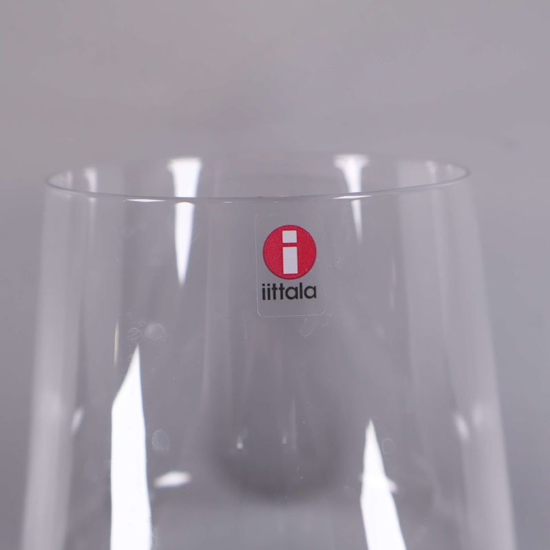 Närbild på Iittala-logga på glaskant